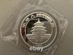 Pièce de monnaie panda en argent Chine de 1 once, 10 yuans, de 1998 (petite date) non circulée dans une capsule
