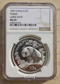 Une paire de pièces d'argent Panda chinoises NGC MS69 de 1997, de 1 once (petite et grande date)