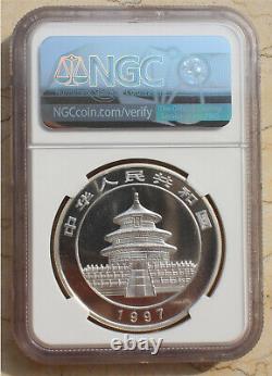 Une paire de pièces d'argent Panda chinoises NGC MS69 de 1997, de 1 once (petite et grande date)